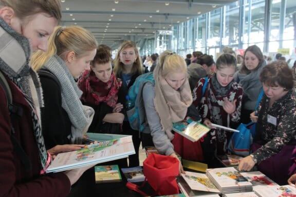 Mehrsprachige Bücher beim fmks-Fachtag in Hannover